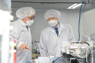 식품의약품안전처 김강립 처장(오른쪽)이 지난 2일 코로나19 백신 접종용 최소잔여형 주사기 생산업체인 신아양행을 방문했다.