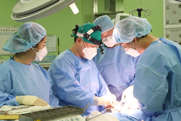 유방외과 고범석 교수(왼쪽 두번째)가 유두,피부 보존 유방절제술을 집도하고 있다. 사진 제공: 서울아산병원.