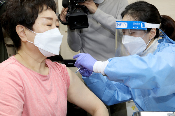 26일 국내 백신 1호 접종자 상계요양원 요양보호사 이경순씨(61)가 노원구 보건소에서 백신 접종을 받고 있다.