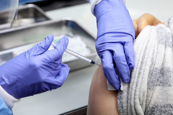 코로나19 백신 접종이 시작된 26일 노원구 보건소에서 요양병원·시설 종사자가 아스트라제네카(AZ) 백신 접종을 받고 있다.