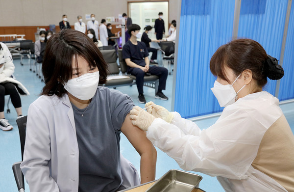 백신접종 받는 보바스기념병원 의료진