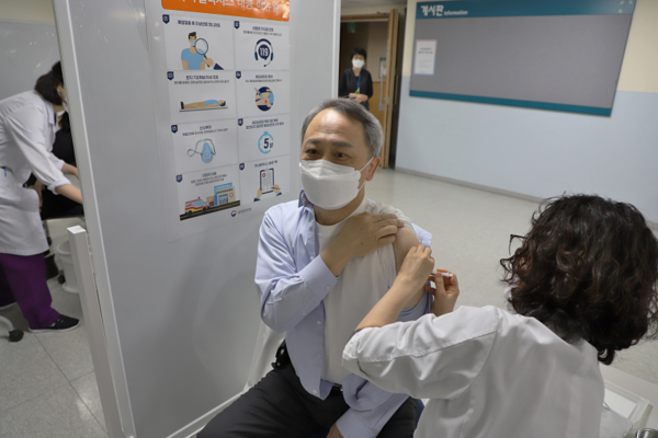 황대용 건국대학교병원장이 7일 오전 건국대학교병원 대강당에서 아스트라제네카 백신을 접종하고 있다.