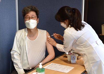백순구 원주연세의료원장 겸 원주세브란스기독병원장이 지난 8일 아스트라제네카 코로나19 백신을 접종받고 있는 모습.