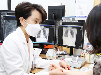 중앙대병원 호흡기알레르기내과 정재우 교수(왼쪽)가 약물알레르기피부반응검사를 실시하는 모습.