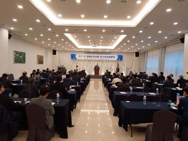 강원도의사회는 지난 20일 춘천 세종호텔에서 제71차 정기대의원총회를 개최했다.