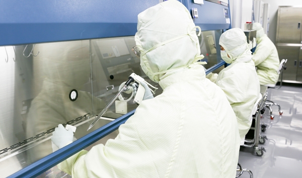 차바이오랩 연구원이 GMP 제조실에서 세포 치료제를 배양하고 있는 모습.