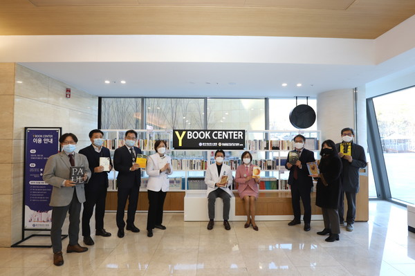 용인세브란스병원 1층 로비에 조성된 외래 도서 공간 'Y Book Center'