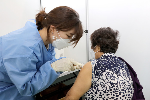 15일 서울 관악구민종합체육관에 마련된 코로나19 예방접종센터에서 관내 만 75세 이상 어르신들이 화이자 백신 접종을 받고 있다. 