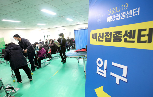 15일 서울 관악구민종합체육관에 마련된 코로나19 예방접종센터에서 관내 만 75세 이상 어르신들을 대상으로 화이자 백신 접종을 시작했다.