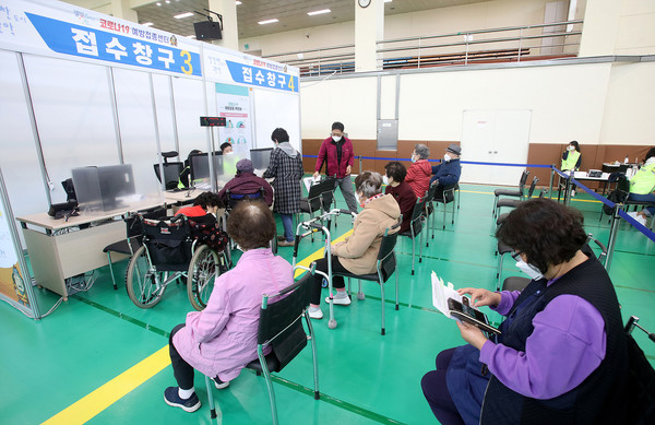 15일 서울 관악구민종합체육관에 마련된 코로나19 예방접종센터에서 관내 만 75세 이상 어르신들이 화이자 백신 접종을 기다리고 있다. 