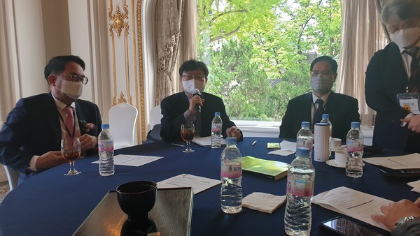 한국초음파학회는 18일 롯데호텔에서 제4회 춘계학술대회를 개최했다. 이날 학술대회에서 김우규 회장은 심장초음파 검사 시행 주체는 오직 의사뿐이라고 강조했다.