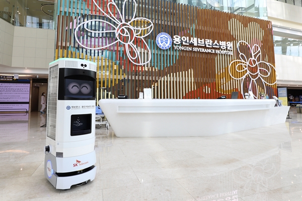 용인세브란스병원이 최근 SK텔레콤과 함께 도입한 5G 방역로봇 '비누'.