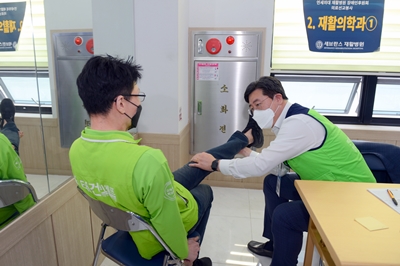 김덕용 세브란스재활병원장(왼쪽)이 태건비에프 장애인 근로자를 진료하고 있는 모습.