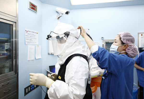 코로나19 감염 환자의 수술을 준비 중인 일산병원 의료진