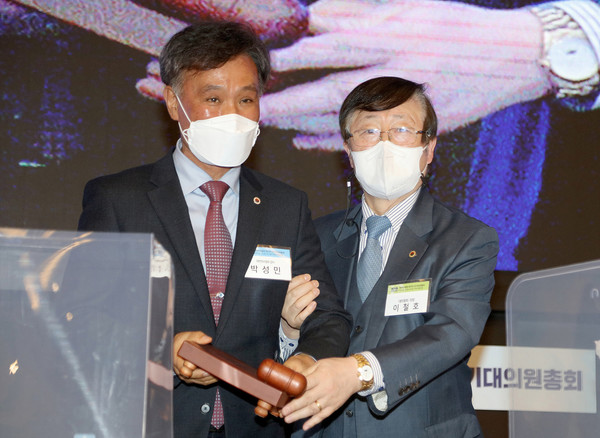 이철호 대한의사협회 대의원회 의장(오른쪽)이 박성민 신임 대의원회 의장(왼쪽)에게 의사봉을 건네주고 있다.