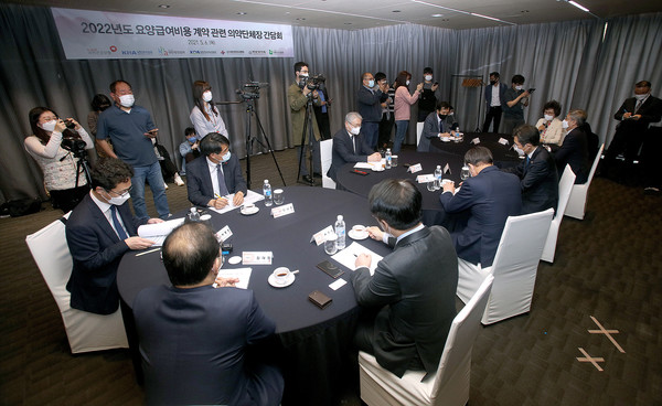 국민건강보험공단 김용익 이사장과 6개 의약단체장들은 6일 서울 여의도 글래드호텔에서 2022년도 요양급여비용 계약(수가협상) 체결을 위한 상견례 및 간담회를 가졌다. 