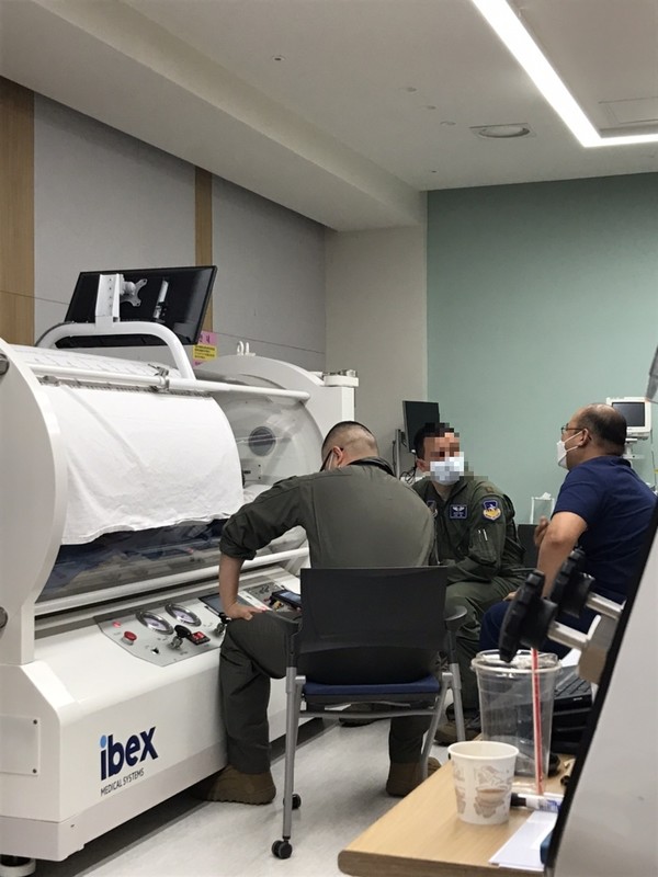 미공군 파일럿 고압산소치료 시행 모습