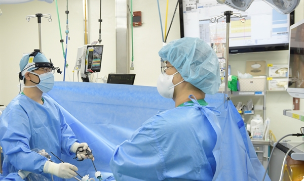문덕환 강남세브란스병원 흉부외과 교수(왼쪽)가 발 다한증 수술을 집도하고 있는 모습.