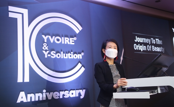 LG화학 김혜자 에스테틱사업부장이 이브아르 출시 10주년 기념식에서 발표하고 있는 모습.