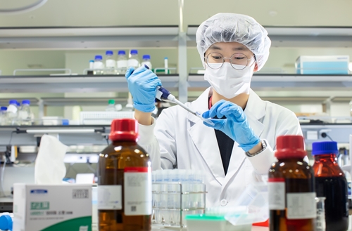 SK바이오사이언스 연구원이 백신 개발을 위해 R&D를 진행하고 있는 모습.