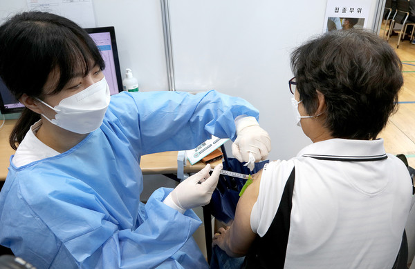 25일 서울 도봉구 시립창동청소년센터에 마련된 코로나19 백신접종센터에서 관내 어르신들이 화이자 백신 2차 접종을 받고 있다. ⓒ메디칼업저버 고민수