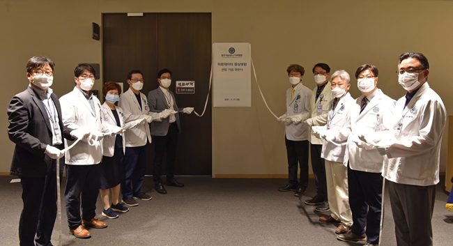 원주세브란스기독병원 의료데이터 중심병원 현판식 개최 모습.