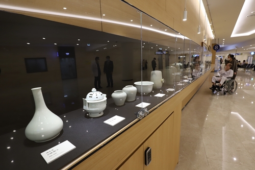 용인세브란스병원 지하 1층 전시관에서 진행 중인 '개원 1주년 기념 고미술품 전시회'