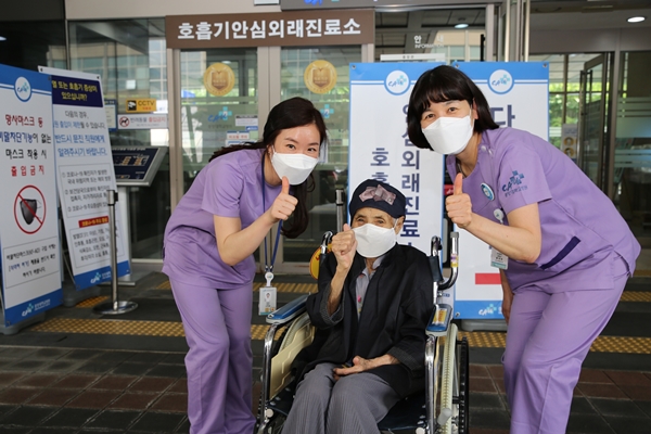 106세 최고령 코로나19 환자였던 A 할머니가 중앙대병원에서 완치 후 퇴원하기 전에 엄지를 치켜 세우며 감사 인사를 전하고 있는 모습.
