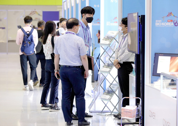 9일 서울 코엑스에서 열린 바이오 산업 국제 행사 '바이오 코리아 2021'에서 관람객이 전시부스를 둘러보고 있다.