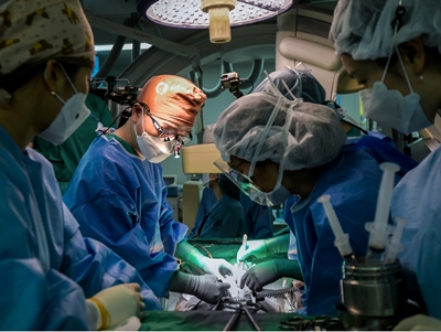 강남세브란스병원 심장혈관외과 송석원 교수(왼쪽 두 번째)가 E-VITA OPEN NEO를 활용해 하이브리드 스텐트 그라프트 치환 수술을 진행하는 모습.