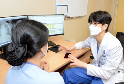 소아신속대응팀 김종덕(소아청소년과) 교수(오른쪽)가 전담간호사와 함께 실시간 조기경보시스템(MES)을 모니터링하며 소아환자의 상태에 대해 논의하고 있는 모습.