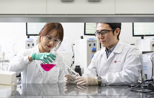 LG화학 생명과학사업본부 연구원들이 신약연구 활동을 진행하고 있는 모습.