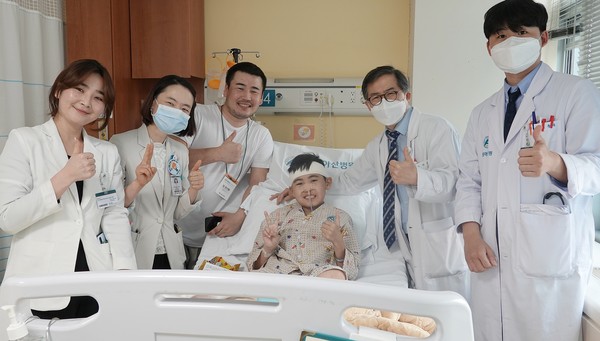 작년 4월 뇌종양 수술을 위해 서울아산병원으로 날아온 몽골 소년 테무렌이 자신을 치료해 준 의료진과 사진촬영을 진행하고 있다. 