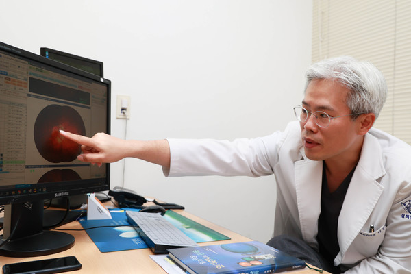 경희대병원 이상열 교수가 안저촬영 사진을 바탕으로 당뇨병성 황반부종에 대해 설명하고 있다.