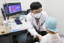 서울아산병원 고경남 교수(소아청소년종양혈액과)가 간모세포종 환아를 진료하고 있다.