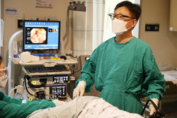 서울아산병원 변정식 교수가 조기 대장암 환자에게 내시경절제술을 시행하고 있다.