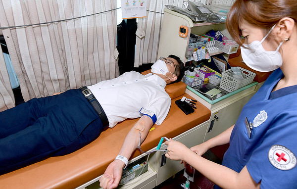 11일 서울 용산구 대한의사협회 임시회관 앞에서 진행된 헌혈캠페인에서 이필수 회장이 헌혈을 하고 있다.