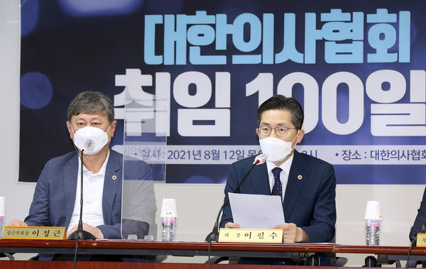 12일 서울 용산구 임시회관에서 대한의사협회 이필수 회장 취임 100일 기자회견이 열렸다.