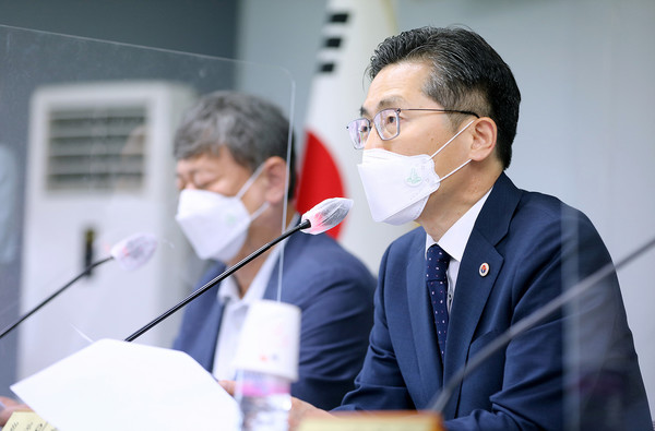 대한의사협회 이필수 회장이 12일 서울 용산구 임시회관에서 취임 100일 기자회견에서 기자들의 질문에 답변하고 있다.