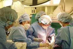 서울아산병원 이미영 교수(왼쪽에서 세 번째)가 자궁동맥색전술을 받은 전치태반 산모에게 분만 후 처치를 시행하고 있다.