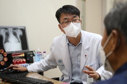 서울아산병원 심장내과 이승환 교수가 고혈압 환자를 진료하고 있다.