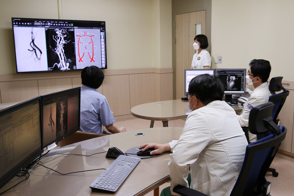 ▲가톨릭대 부천성모병원이 국내 최초로 심혈관 전문의와 뇌혈관 전문의가 동시 진료하는 혈관센터를 오픈, 9월 1일 부로 본격 운영에 들어간다. 혈관센터 협진 모습.