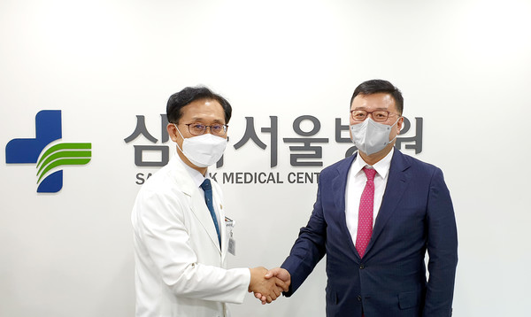 서울시병원회 고도일 회장(우)은 23일 삼육서울병원 양거승 병원장(좌)을 만나 코로나19 극복 방안과 간호인력 부족 문제에 대해 논의했다.