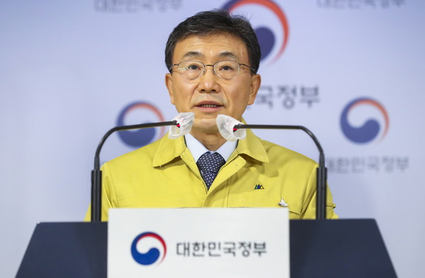 권덕철 중앙재난안전대책본부 1차장은 3일 정례브리핑을 통해 거리두기 단계를 4주 연장 더 연장한다고 밝혔다.