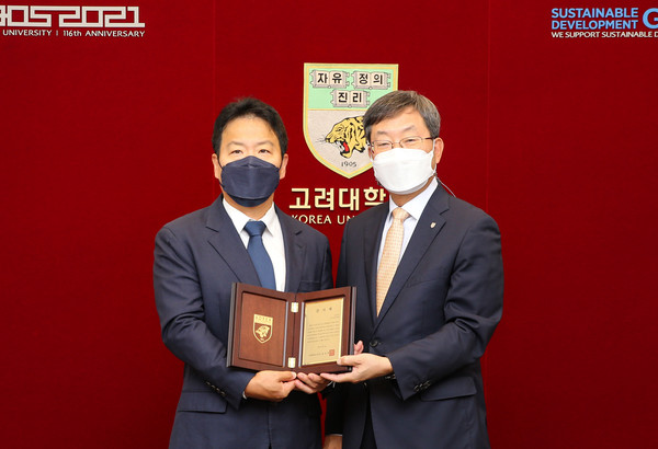 이동섭 일진그룹 총괄사장(좌)과 정진택 고려대학교 총장(우)이 기부식에서 사진을 찍고 있다.