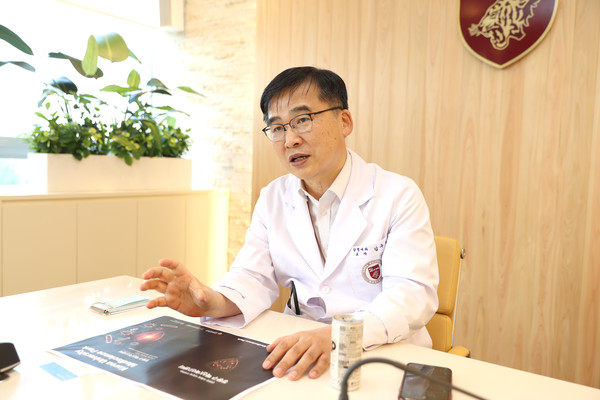 고려대학교 구로병원 김우주 교수(감염내과)는 초대 백신혁신센터장으로서 10년 이내 백신 개발을 위한 가시적인 성과를 낼 수 있을 것이라고 강조했다.