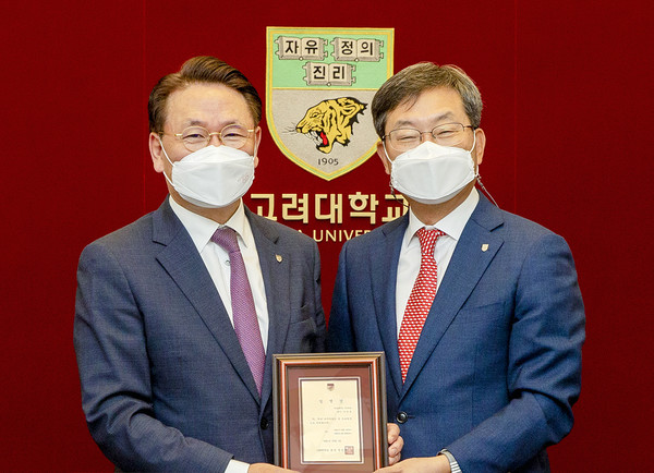 좌측부터 김영훈 고려대학교 의무부총장 겸 의료원장, 정진택 고려대학교 총장
