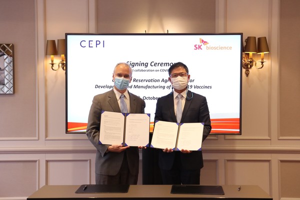 SK바이오사이언스 안재용 사장(오른쪽)과 CEPI 리처드 해치트 CEO가 안동L하우스 시설사용계약을 체결하고 있다.