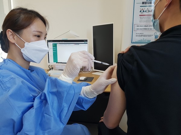 서울부민병원 백신 전담팀 의료진이 일반인 대상자에게 코로나19 백신을 접종하고 있다.