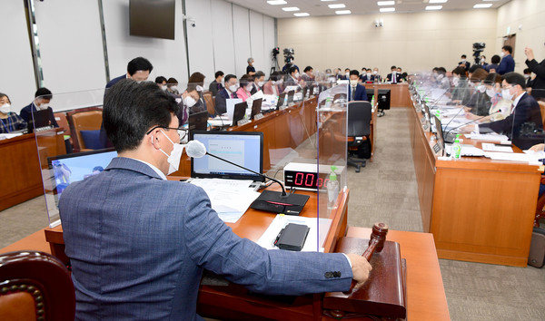 김민석 국회 보건복지위원장이 6일 보건복지부·질병관리청에 대한 국정감사를 개회하고 있다.